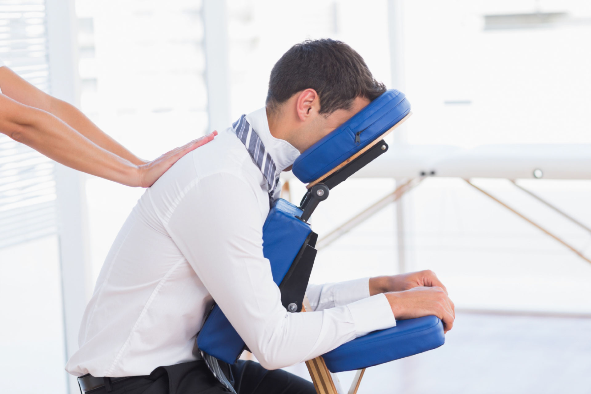 Terapie activă prin masaj pe scaun la birou (on-site chair massage)